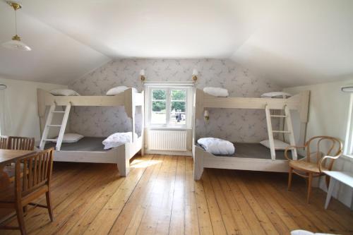 Двухъярусная кровать или двухъярусные кровати в номере Tjärö Hotell & Vandrarhem