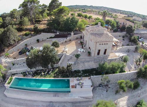 an aerial view of a house with a swimming pool at Country House Sa Serra in Lloret de Vistalegre
