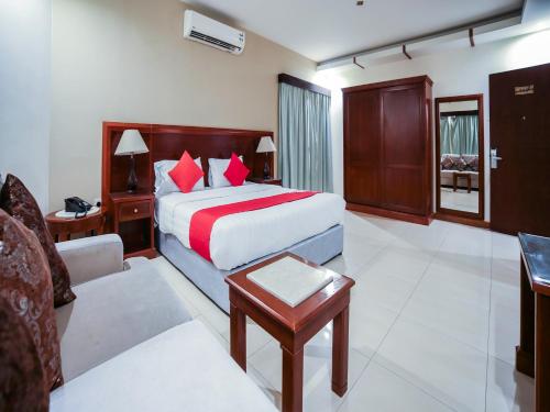 Habitación de hotel con cama y sala de estar. en Night Inn Hotel en Al Khobar