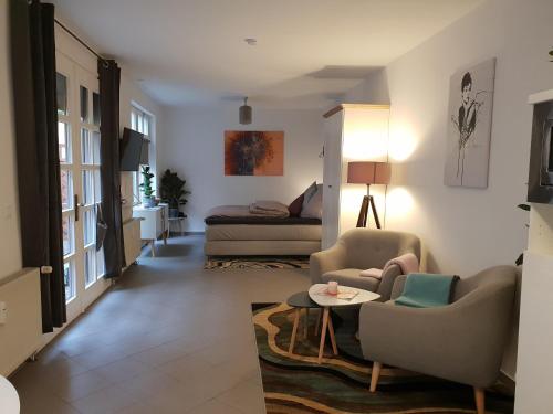 a living room with two chairs and a couch at Studioapartment G16 - in exklusiver Innenstadtlage in Potsdam
