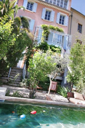 une maison avec piscine devant un immeuble dans l'établissement Maison de Maître Des-Sens, à Nyons