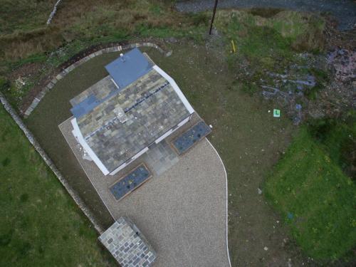 Draufsicht auf einen Garten mit Solarpaneelen in der Unterkunft Elfin Cottage in Doolin