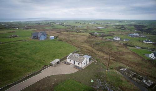 widok z lotu ptaka na dom na polu w obiekcie Elfin Cottage w mieście Doolin