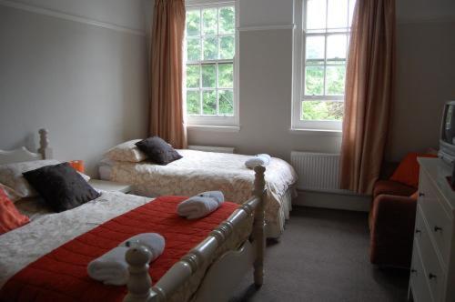 een slaapkamer met 2 bedden en 2 ramen bij The Castle Bar ROOM ONLY in Cambridge