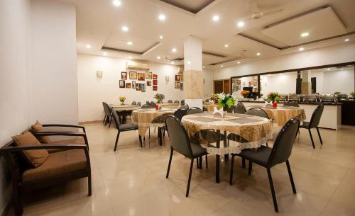 ห้องอาหารหรือที่รับประทานอาหารของ Hotel Golf View Suites-Golf Course Road Gurgaon