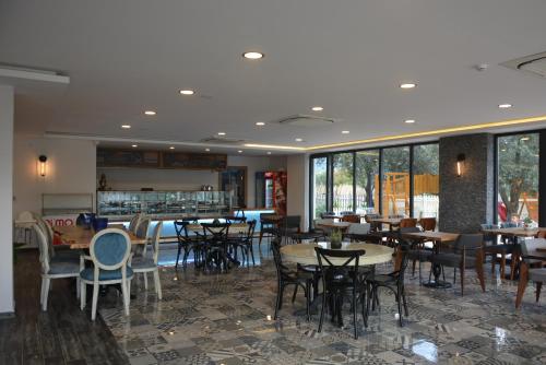 伯薩的住宿－Eleia Hotel İznik，用餐室设有桌椅和窗户。