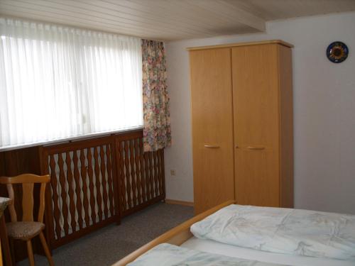 ベルンカステル・クースにあるHaus Inge Keilのベッドルーム1室(ベッド1台、キャビネット、窓付)