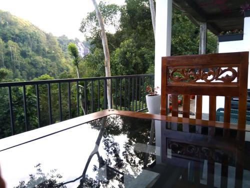 a balcony with a bench and a view of a mountain at Ever Green Mount in Ella