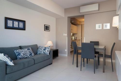 un salon avec un canapé et une table dans l'établissement Maison Borrel, à Carcassonne