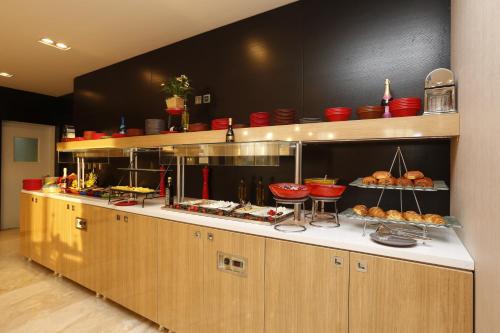 リヤドにあるIntercityHotel Riyadh Malazの食べ物が置かれたカウンターのあるキッチン