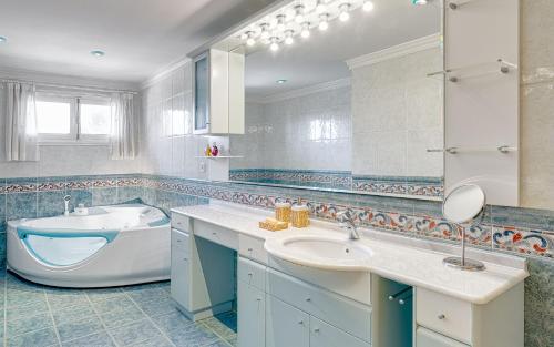 Gallery image of VILLA CHABELA en Bah&iacute;a Grande Zona Residencial in Badia Blava