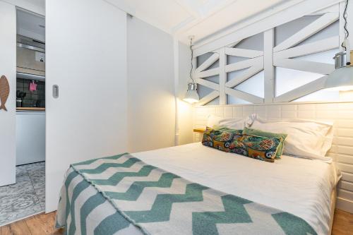 Cama o camas de una habitación en Yellow tones and irresistible Alfama view