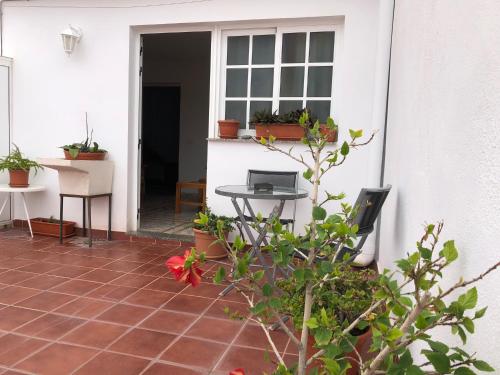 een patio met een tafel en een raam met een laptop erop bij ÁTICO ESTRELLA in Tejina de Isora