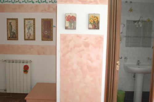 ジェノヴァにあるアルベルゴ アストロの洗面台とトイレ付きのバスルームの写真2枚