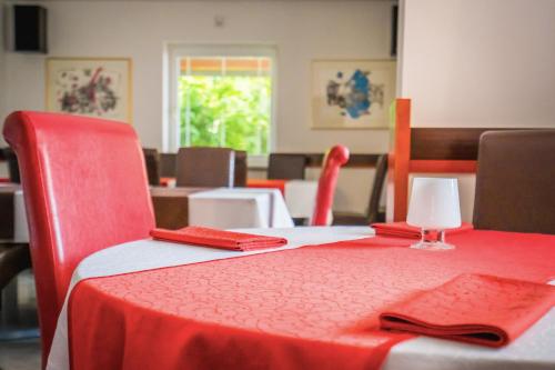 una mesa con un mantel rojo y sillas rojas en Villa Nena, en Kranjska Gora