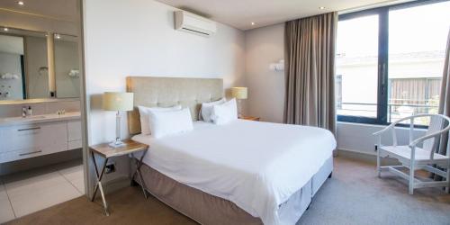 En eller flere senge i et værelse på Harbour House Hotel - Le Paradis Apartments