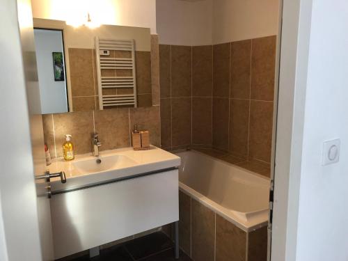 a bathroom with a sink and a bath tub at Appartement Vue mer Centre ville in Ajaccio