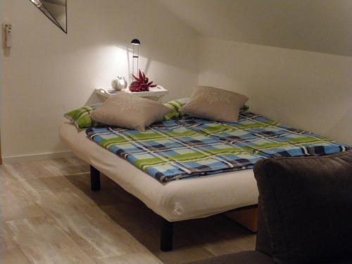 a bed with two pillows on it in a room at Ferienwohnung am Jordan in Schneverdingen