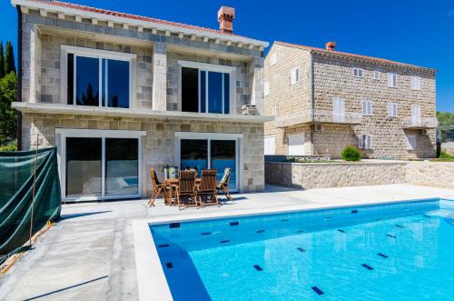 Piscina a Villa Matanovi Dvori o a prop