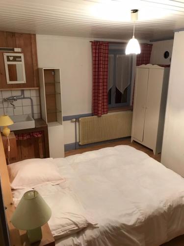 RochessonにあるLes Gîtes du Kulaのベッドルーム1室(白い大型ベッド1台付)