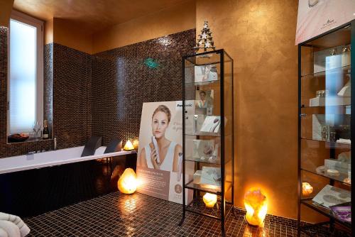 een badkamer met een douche en een foto van een vrouw bij Ricaroka Hotel in Albenga