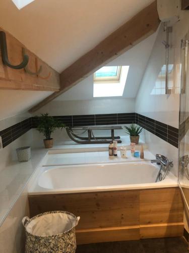 une grande baignoire dans une salle de bain avec une fenêtre dans l'établissement Penthouse 