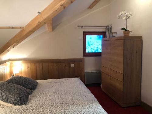 une chambre avec un lit, une commode et une fenêtre dans l'établissement Penthouse 