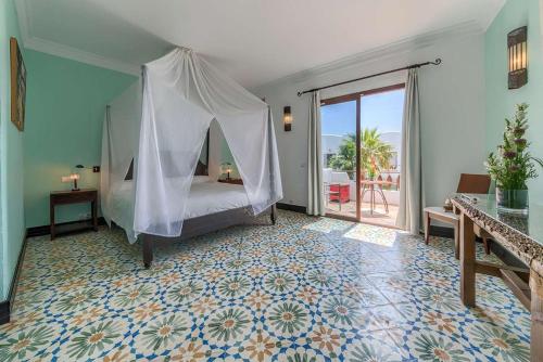 Posteľ alebo postele v izbe v ubytovaní Apartamentos Turisticos Bahia De Trafalgar