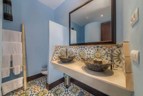 Een badkamer bij Apartamentos Turisticos Bahia De Trafalgar