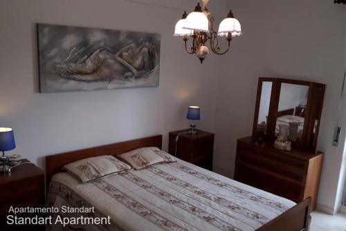 Schlafzimmer mit einem Bett und einem Spiegel in der Unterkunft Akicity Sintra Moss in Sintra