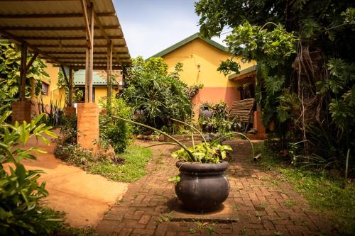 Κήπος έξω από το Ku-Boboyi River Lodge
