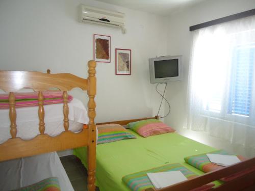 1 dormitorio con litera y TV en Apartments Villa Petranović, en Budva