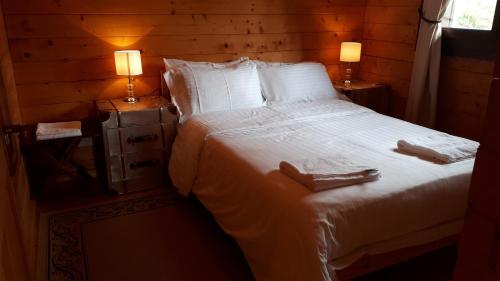 フォート・ウィリアムにあるChalet Blaichのベッドルーム1室(大きな白いベッド1台、靴2本付)