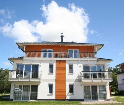 オストゼーバート・ディアーハーゲンにあるWINDLICHT App Nr 3 max 4 Persのバルコニー付きの大きな家