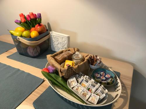 a table with a bowl of food and a bowl of fruit at Dina's House in Spáta
