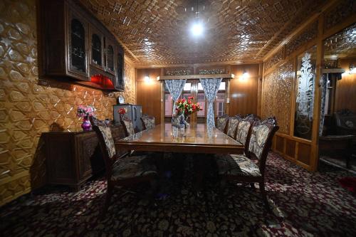 Gallery image of Goona palace houseboats in Srinagar