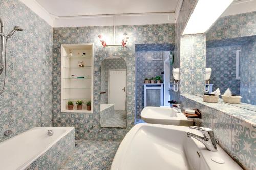 ein Badezimmer mit 2 Waschbecken und einer Badewanne in der Unterkunft CasaMisa Formosa 5193 in Venedig