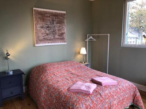 une chambre avec un lit avec des serviettes roses dessus dans l'établissement Villa Sophie, à Trouville-sur-Mer