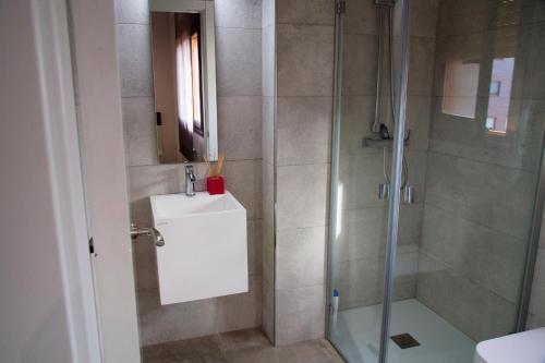 アルカニスにあるMEQUEDO EN ALCAÑIZのバスルーム(シャワー、シンク付)