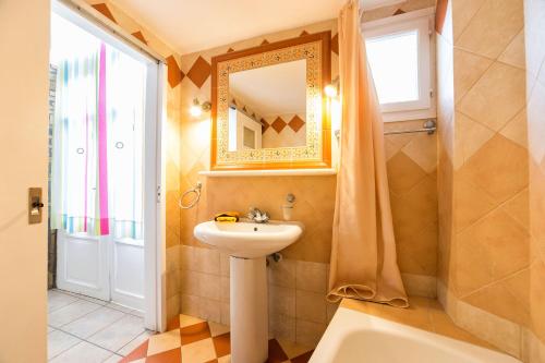 Et badeværelse på Town House for 6-16 with AC