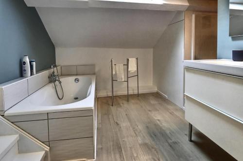 La salle de bains est pourvue d'une baignoire et d'un lavabo. dans l'établissement Studio Félicie, à Fexhe-le-Haut-Clocher