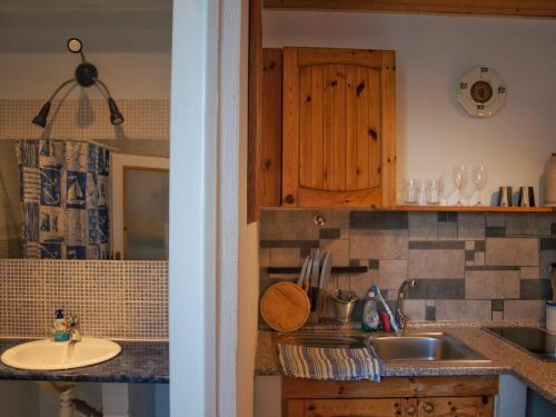 une cuisine avec un évier et un plan de travail dans l'établissement Pension U háje, à Litomyšl