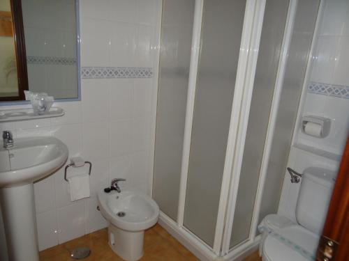 Bilik mandi di Hostal Mellizo