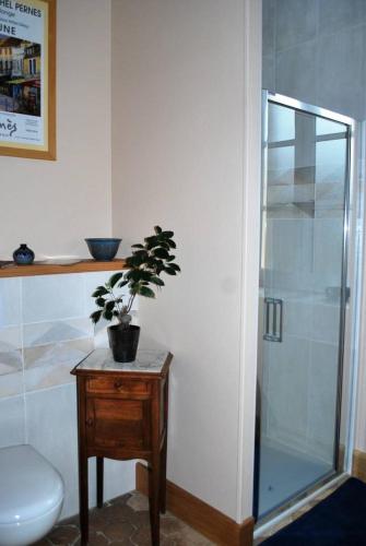 une salle de bain avec toilettes et douche en verre dans l'établissement Les Cimaises du Couvent, à Beaune