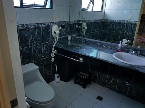 Bathroom sa The Paradise of Atitlán Suites apartamento completo