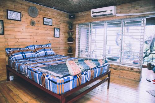 Tempat tidur dalam kamar di Rỗng Homestay