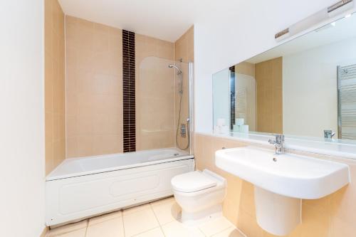 uma casa de banho com um lavatório, um WC e um chuveiro em 2 Bed Executive Apartment next to Liverpool Street FREE WIFI by City Stay Aparts London em Londres