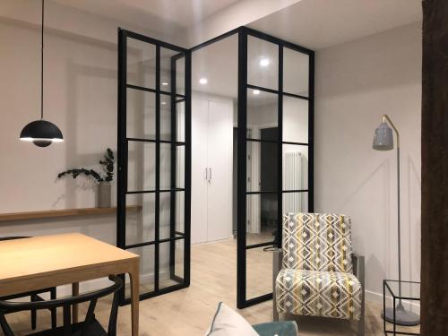 Ruang duduk di MARCIAL SUITE Central, modern and NEW.