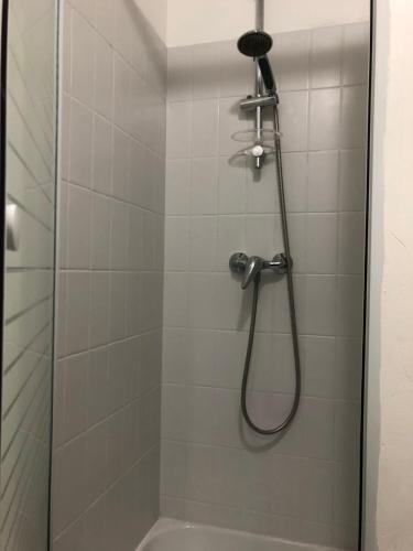 une douche avec pommeau de douche dans une salle de bain dans l'établissement Brise Lame Face Mer, à Boulogne-sur-Mer