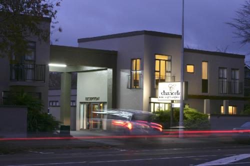 a car driving in front of a building at night at Chancellor Motor Lodge and Conference Centre in Palmerston North